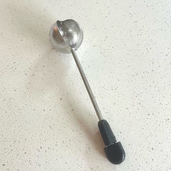 OXO Twisting Tea Ball tea infuser strainer - Picture 6 of 9